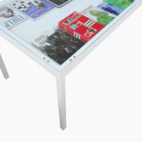Stalen tafel met boekenvitrine – Detail van boekenvitrine
