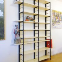 Stalen frame kast met bamboe voor beelden en boeken
