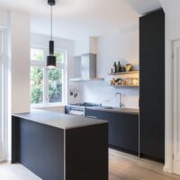 Keuken met schiereiland, SMEG fornuis gemaakt van linoleum en berkenmultiplex - Amsterdam Zuid
